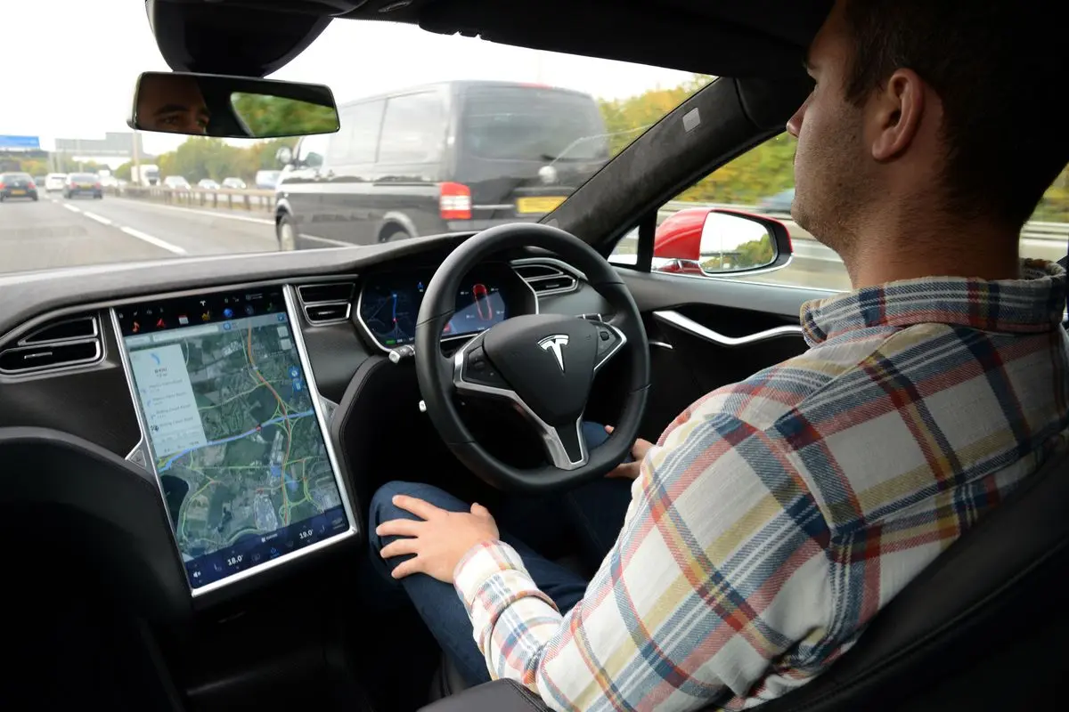 Autopilot Tesla dan Perkembangan Teknologi Mengemudi Semi Otonom