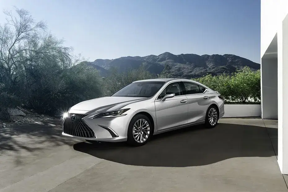 Bukan Buat Kaum Mendang-Mending! Mengapa All-New Lexus ES 300h Layak Jadi Sedan Impian Tahun Ini?