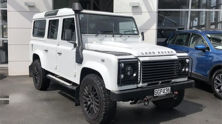 Land Rover Defender 110 2.2L Puma 2012 Seken Tawarkan Torsi 360 Nm Sasis Panjang, Investasi Terbaik?