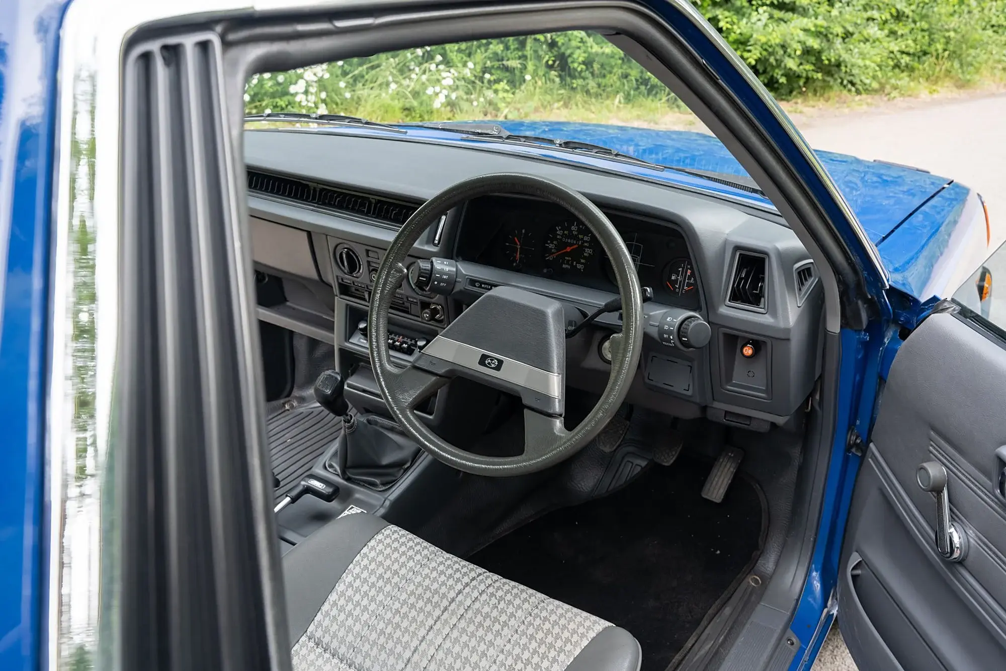 Menjaga Interior Subaru BRAT Tetap Orisinal