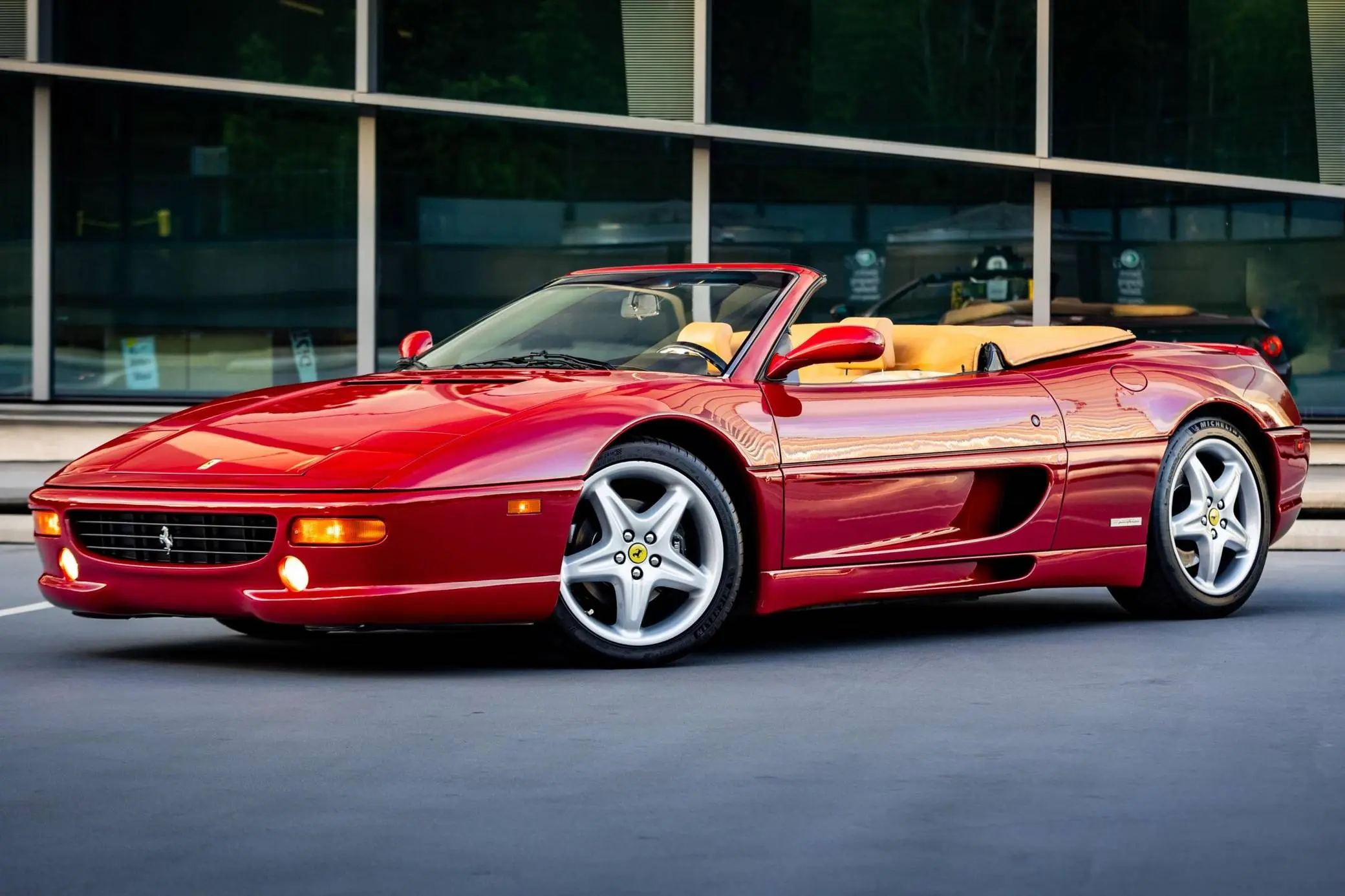 Menyelami Dimensi Kenikmatan Berkendara Ferrari F355 Spider