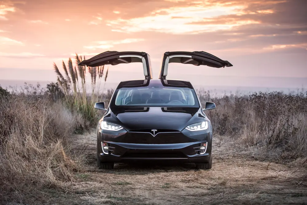 Peran Tesla dalam Mengubah Industri Otomotif Global Modern