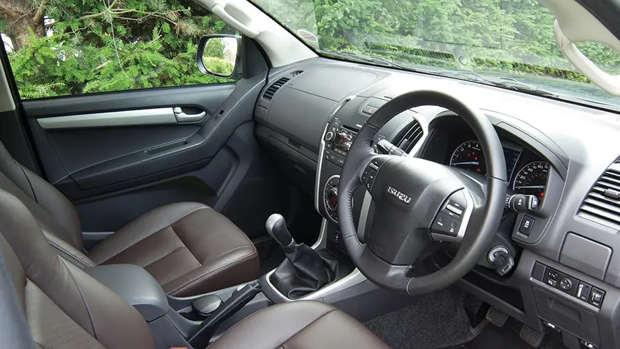 Review Interior Isuzu D-Max Gen 1: Sederhana Tapi Fungsional