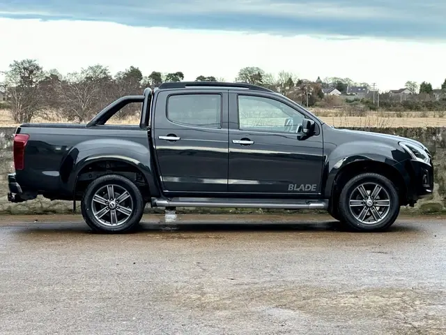 Review Isuzu D-Max Blade 2018: Pickup Premium Hasil Kolaborasi dengan Arctic Trucks