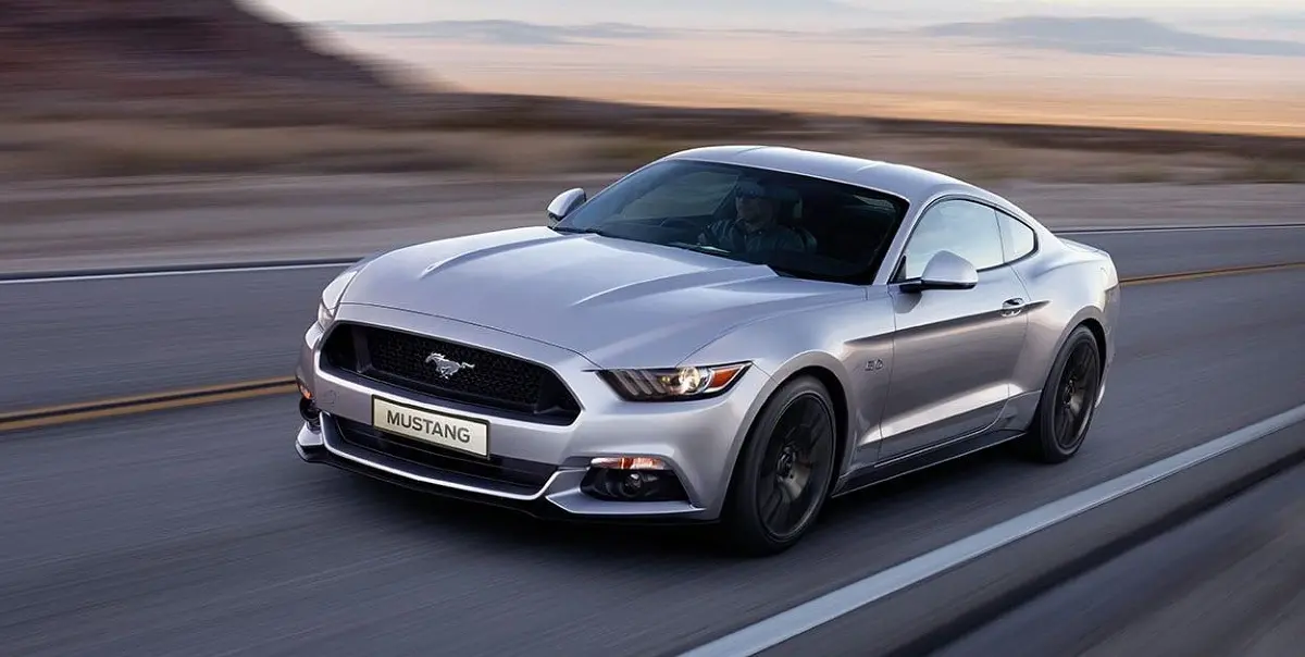 Sensasi Berkendara Cepat Menggunakan Ford Mustang di Jalan Tol Panjang