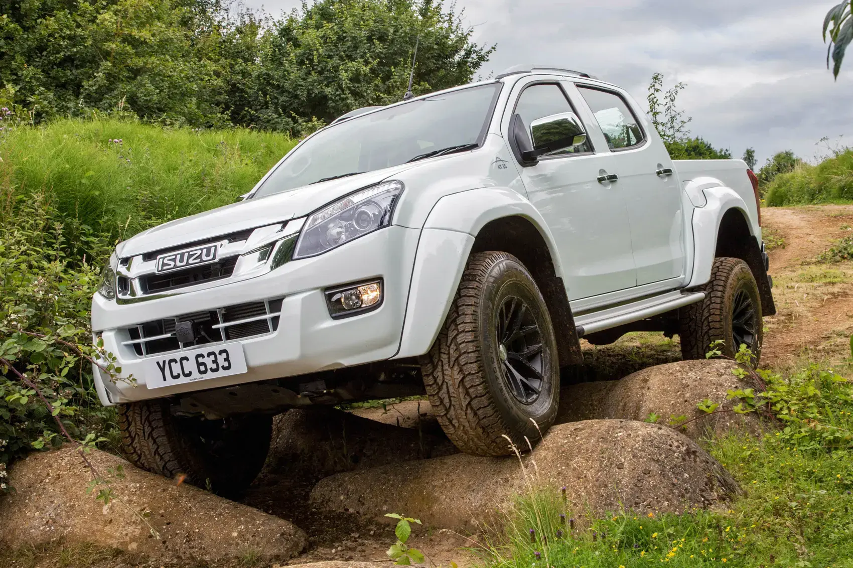 Sensasi Berkendara Isuzu D-Max Gen 1 di Jalur Off-road