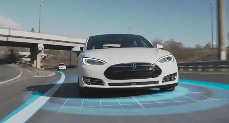 Sistem Autopilot Tesla dan Perkembangan Mobil yang Semakin Pintar
