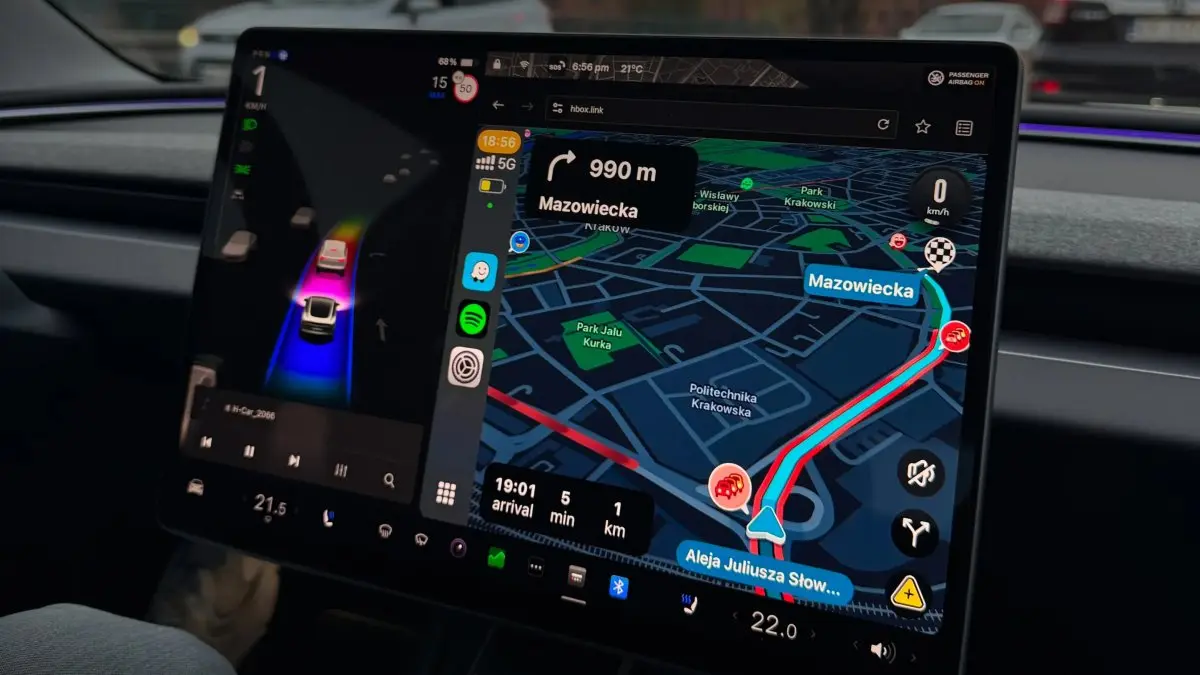 Sistem Infotainment Tesla dan Pusat Kontrol Digital Mobil Modern