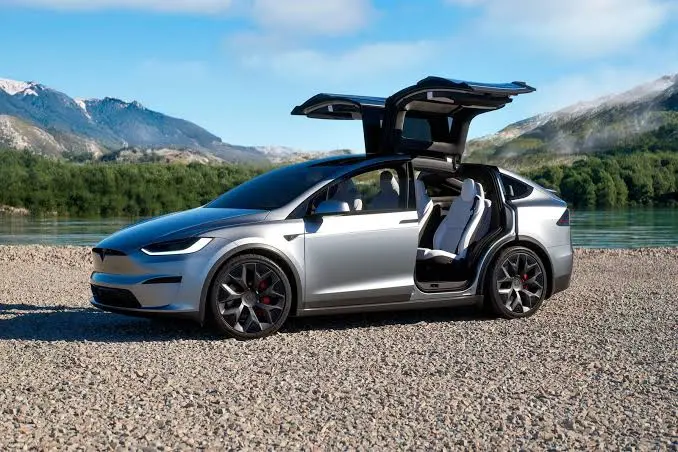 Tesla Model X dan Revolusi SUV Listrik Berteknologi Tinggi