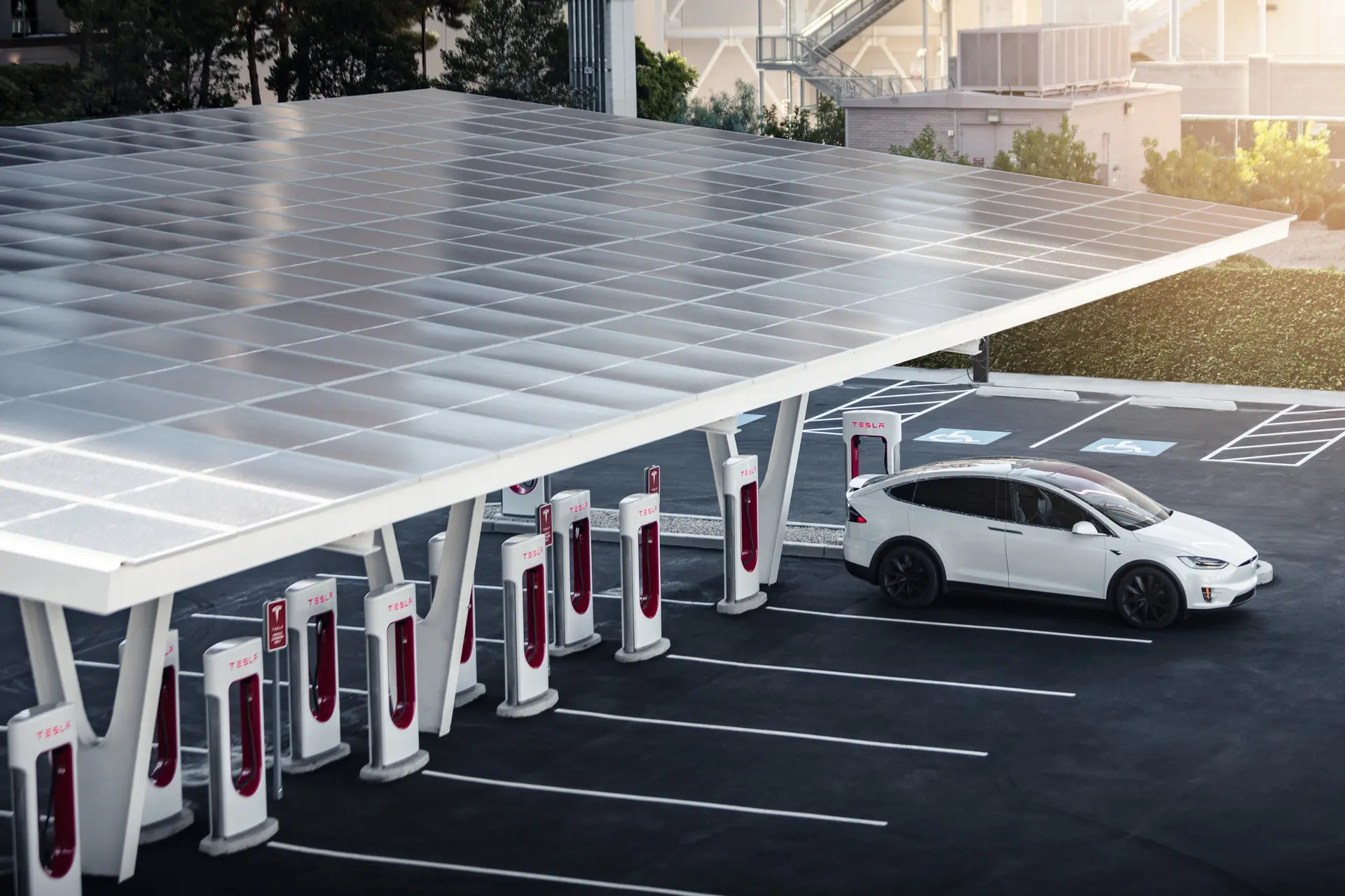 Tesla Supercharger dan Kunci Kesuksesan Ekosistem Kendaraan Listrik Tesla