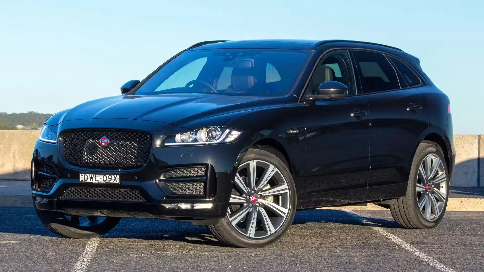 Jaguar F-Pace 2.0 R-Sport Petrol A/T 2018 SUV Premium Jaguar Bermesin Ingenium Turbo dengan Performa Responsif