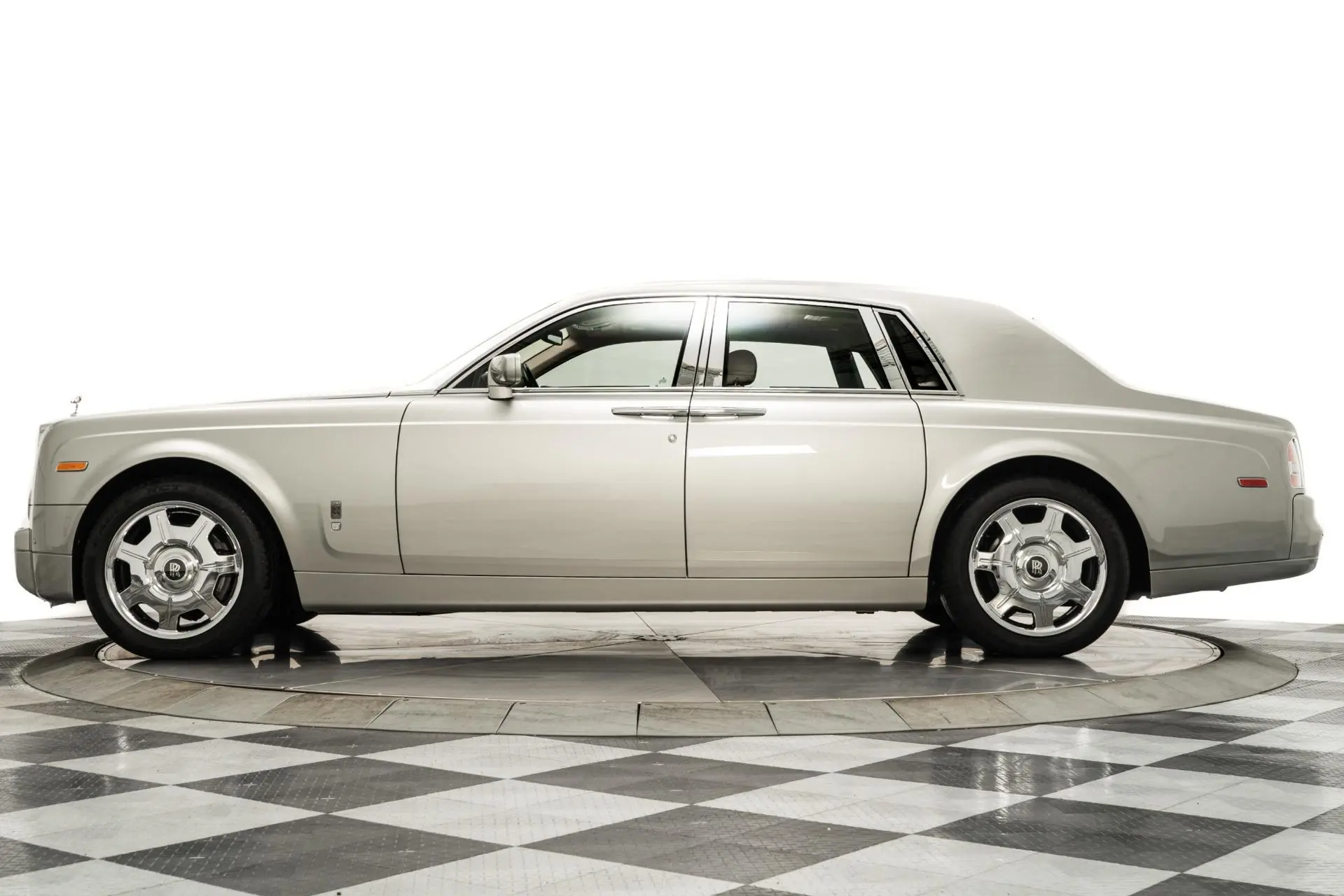 Rolls-Royce Phantom Bekas: Kemewahan Abadi yang Tetap Menjadi Simbol Prestise