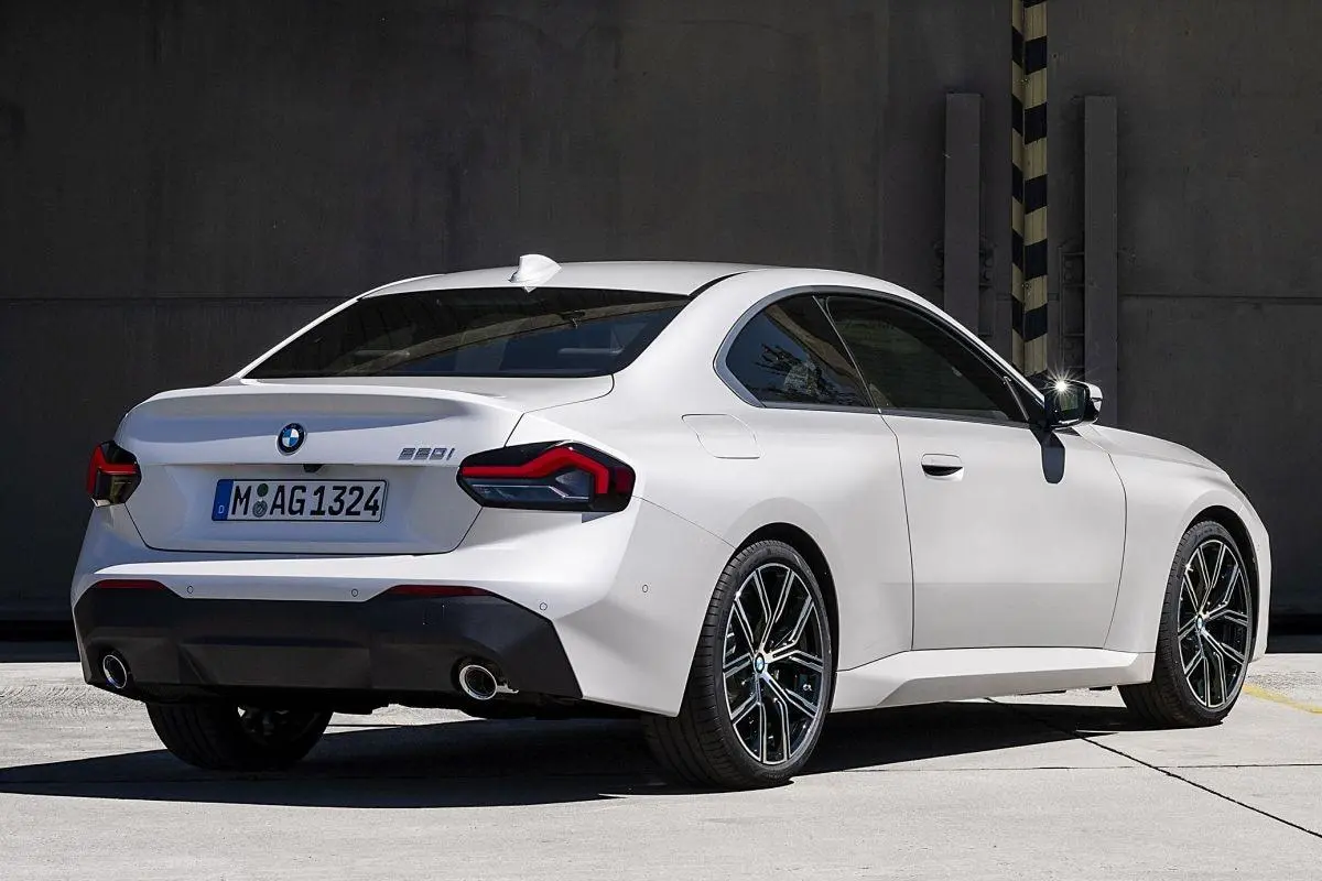 Kelebihan BMW 220i Bekas Dibanding Sedan Sekelas