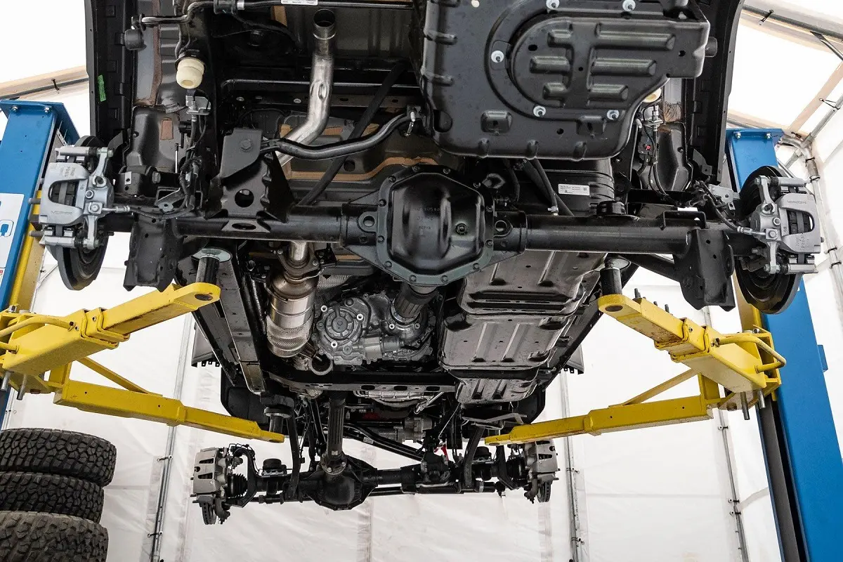 Pemeriksaan Sambungan Rangka Mobil Jeep Bekas Sebelum Digunakan Off-Road di Padang