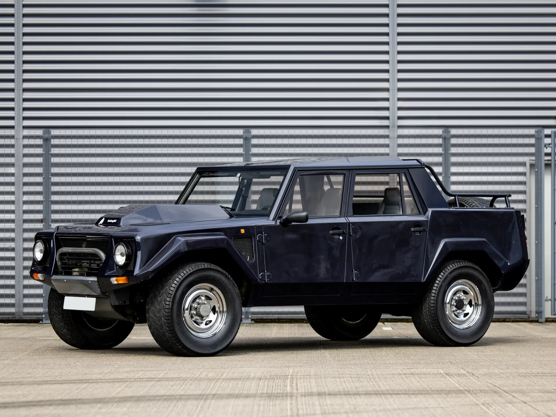 Lamborghini LM002, Sang "Rambo Lambo" yang Mendefinisikan Ulang Batas Supercar