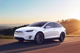 Tesla Model X: SUV Listrik Futuristik dengan Pintu Falcon
