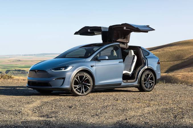Mengguncang Kodrat SUV, Kedigdayaan Tri-Motor Tesla Model X Plaid di Tahun 2026