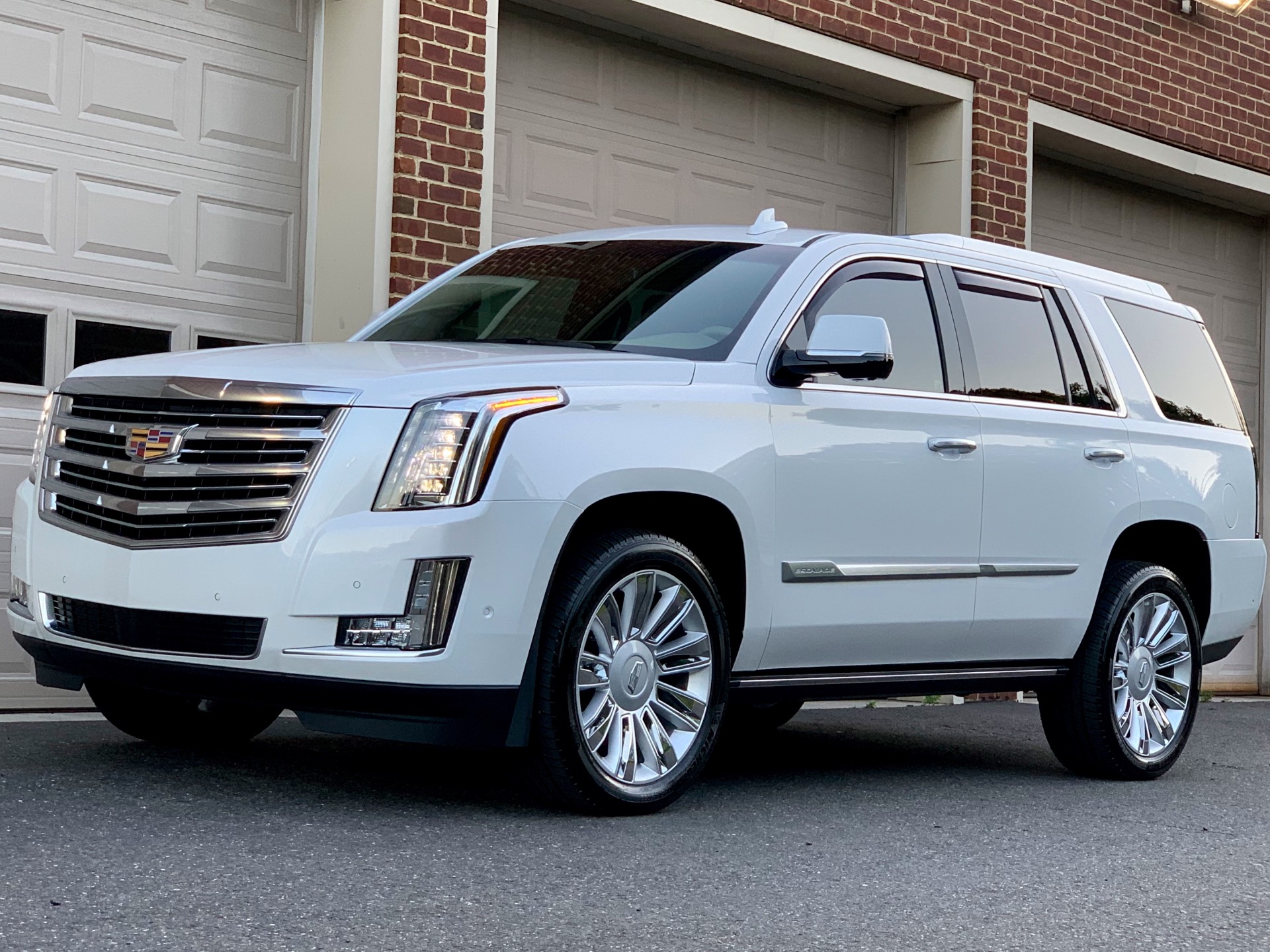 Konsumsi BBM Cadillac Escalade Platinum 2018: Efisiensi Transmisi 10-Speed Siap Manjakan 7 Seater